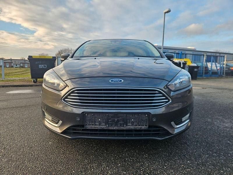 Gebraucht Ford Focus Titanium 125 PS (91 kW) 2017 Grau Limousine