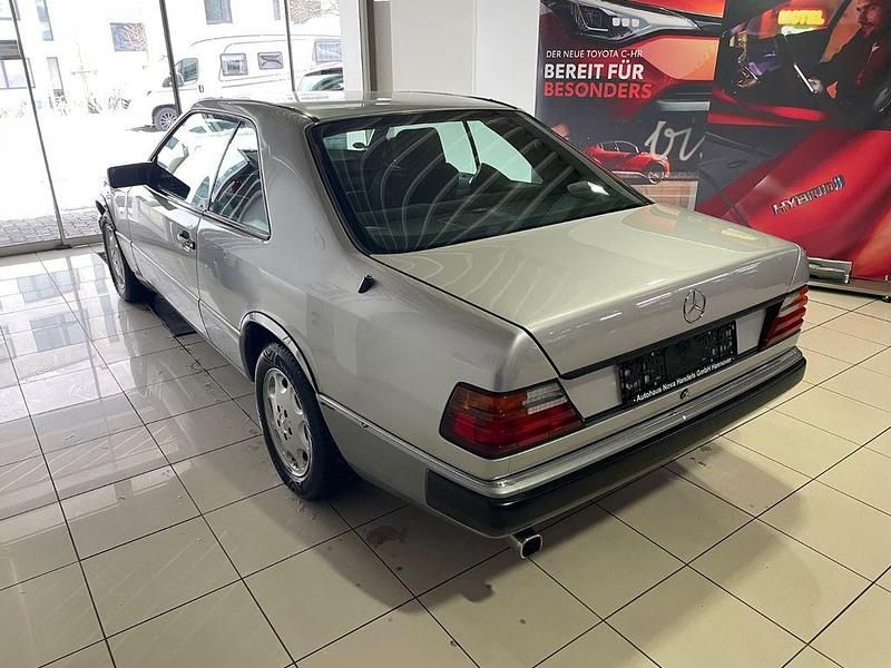 Używany Mercedes E220 150 KM (110 kW) 1993 Szary Coupe