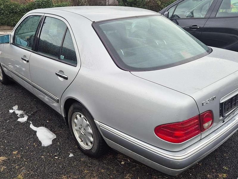 Gebraucht Mercedes E230 Elegance 150 PS (110 kW) 1997 Silber Limousine