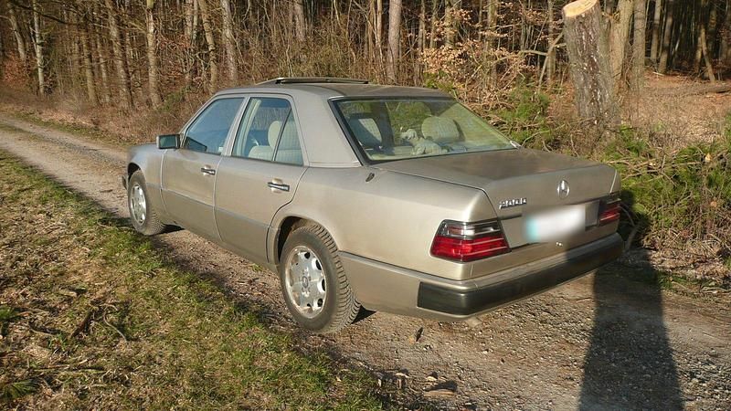 Gebraucht Mercedes E200 122 PS (89 kW) 1991 Silber Limousine