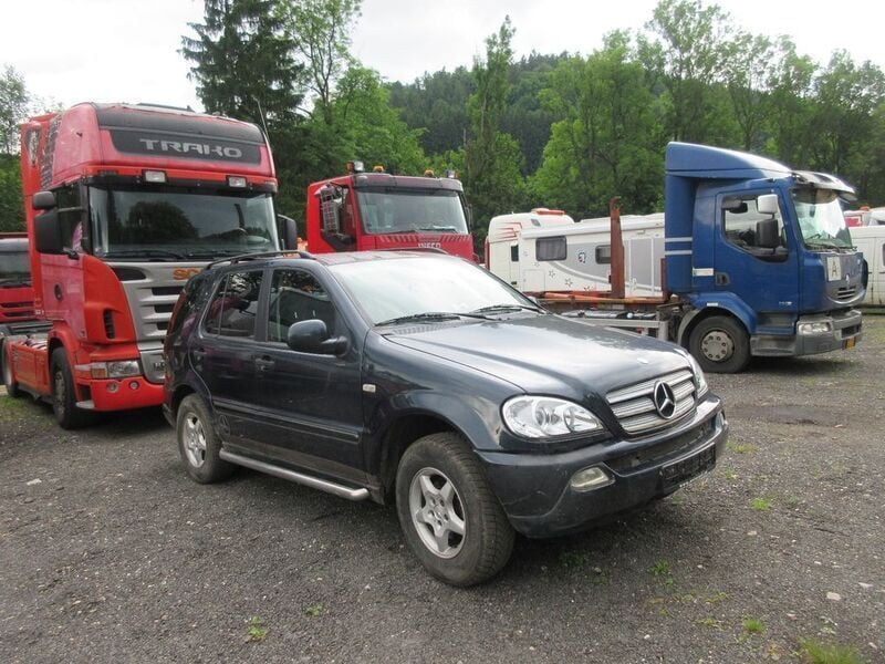 Gebraucht Mercedes ML270 163 PS (119 kW) 2001 Schwarz SUV
