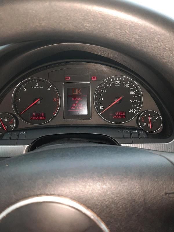 Grau Gebraucht 2002 Audi A4 Kombi | 1.650 € (Superpreis) - Bild 1/4