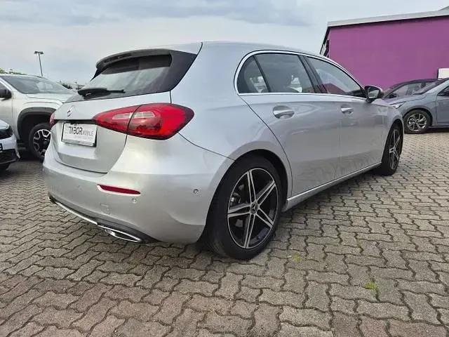 Gebraucht Mercedes A200 Progressive 163 PS (119 kW) 2018 Iridiuimsilber metallic iridiuimsilber metallic Limousine