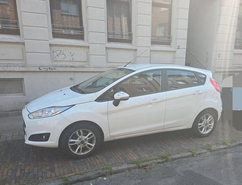 Weiß Gebraucht 2017 Ford Fiesta Titanium Kleinwagen | 8.600 € (Guter Preis) - Bild 1/4