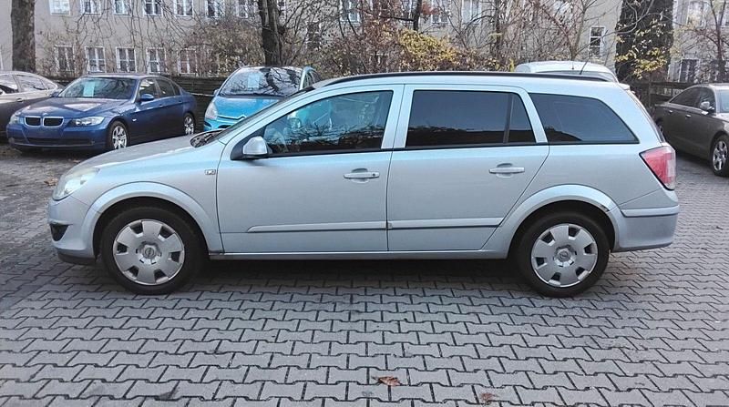 Gebraucht Opel Astra Edition 90 PS (66 kW) 2009 Argon silber/ice silver (m2) Kombi