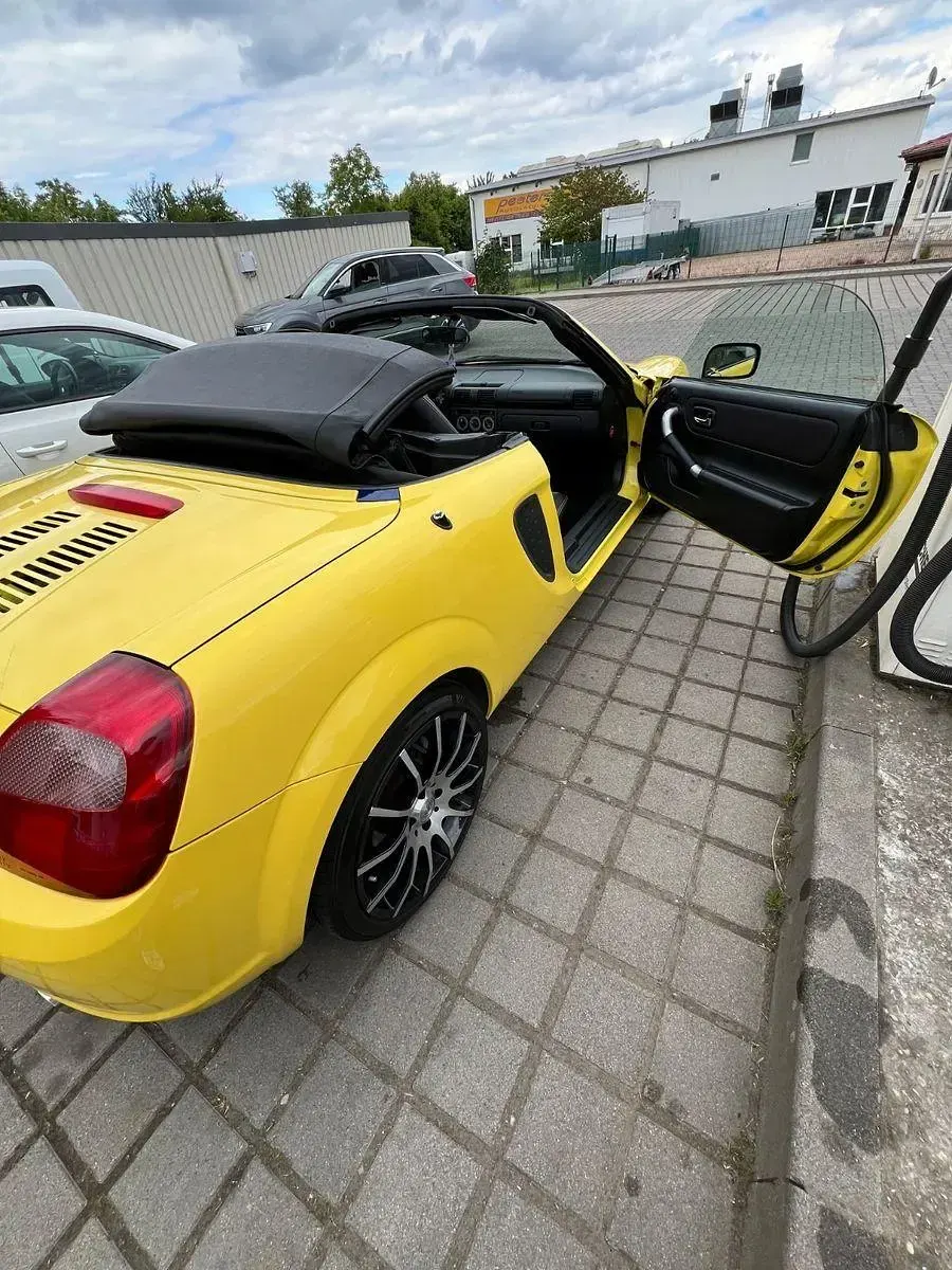 Gebraucht Toyota MR2 140 PS (102 kW) 2002 Gelb Cabrio