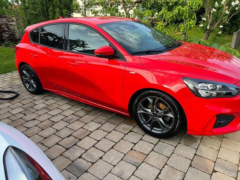 Gebraucht Ford Focus ST-Line 120 PS (88 kW) 2018 Rot Limousine