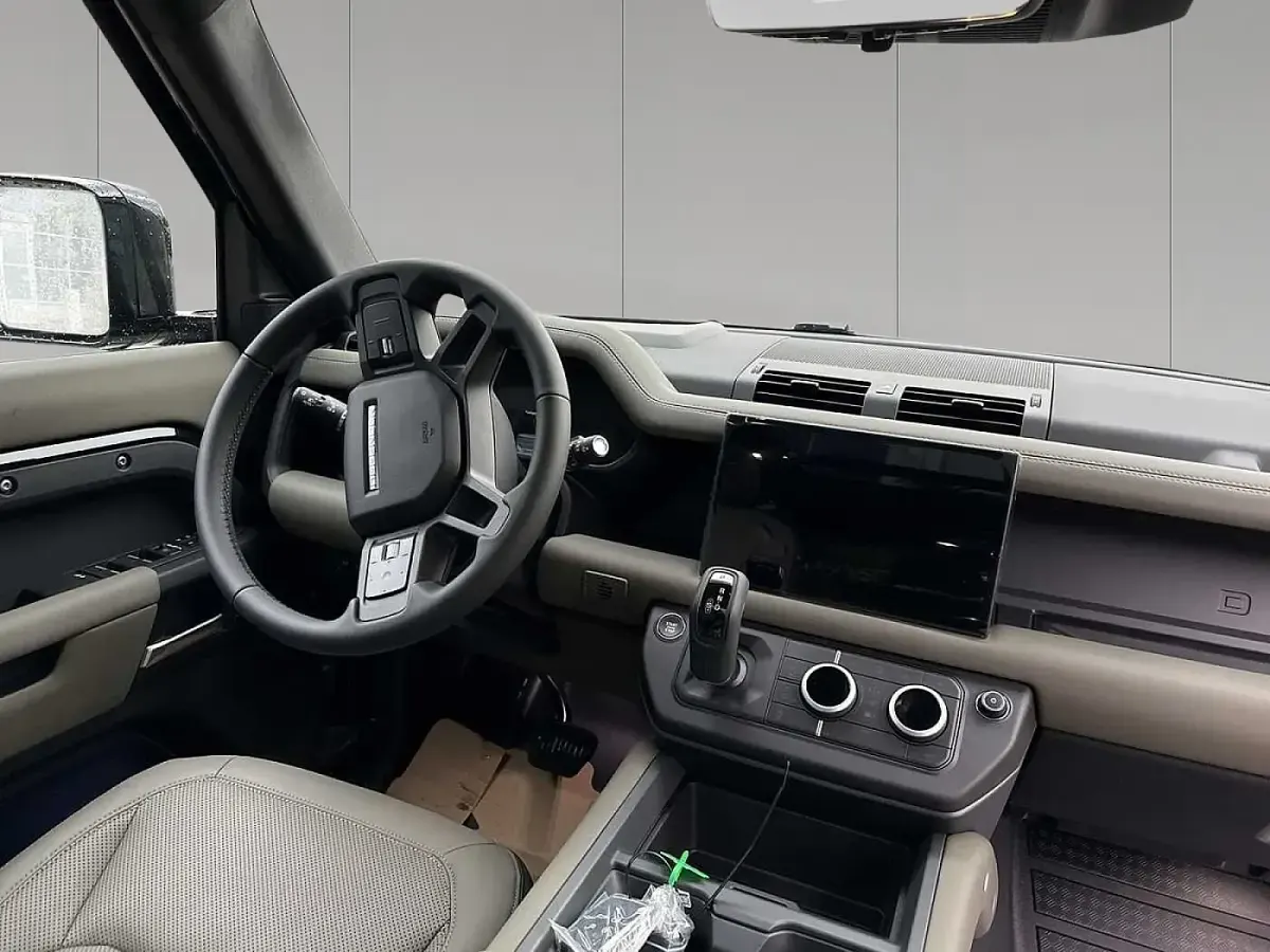 Gebraucht Land Rover Defender SE Dynamic 304 PS (223 kW) 2025 Santorini black SUV