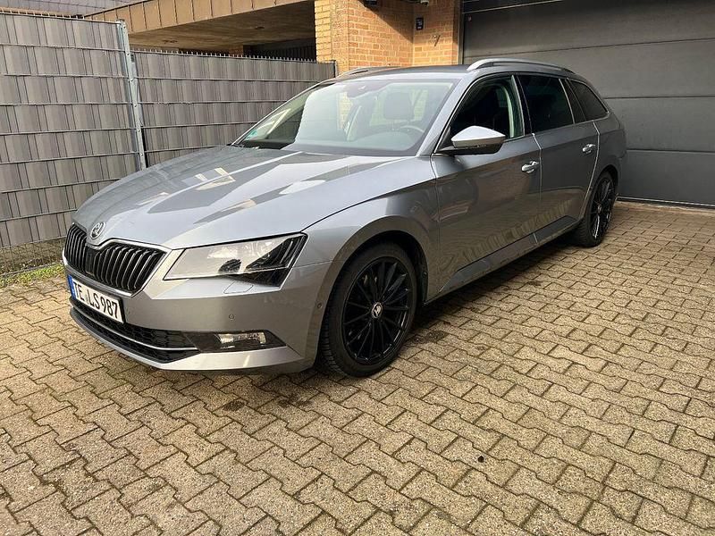 Grau Gebraucht 2015 Skoda Superb Style Kombi | 13.450 € (Fairer Preis) - Bild 1/4