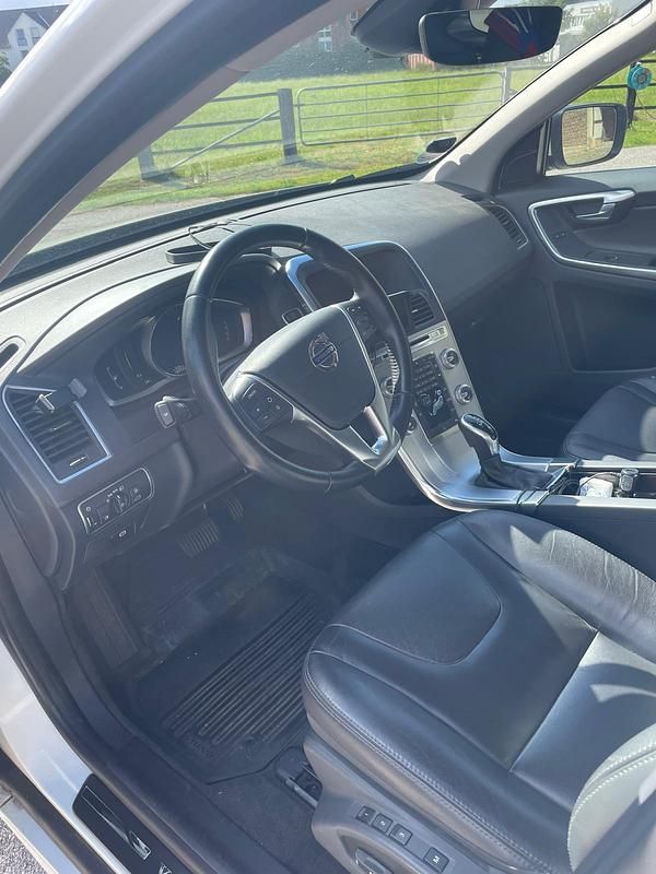 Second-hand Volvo XC60 150 CP (110 kW) 2017 Alb SUV