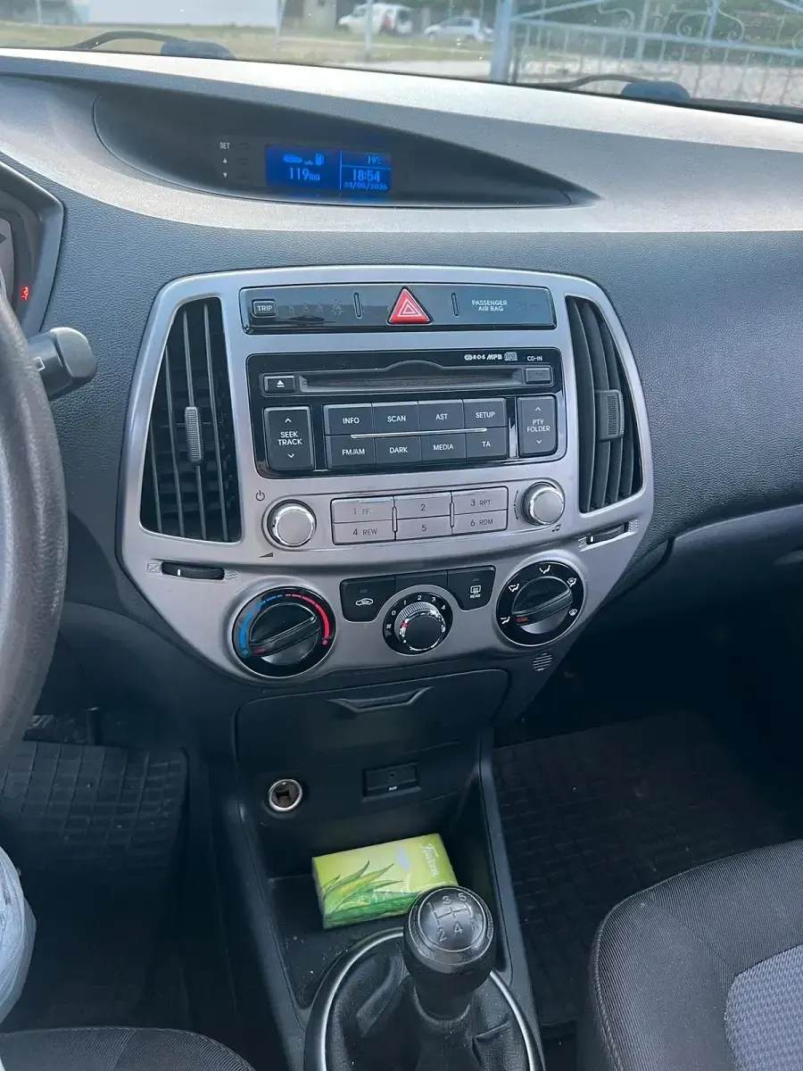 Gebraucht Hyundai i20 85 PS (62 kW) 2014 Schwarz Kleinwagen