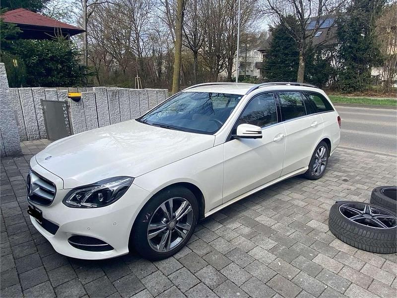 Weiß Gebraucht 2013 Mercedes E200 Avantgarde Kombi | 15.000 € (Fairer Preis) - Bild 1/4