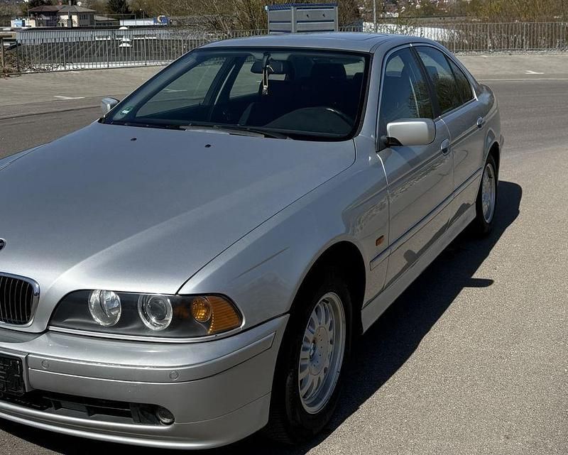 Silber Gebraucht 2001 BMW 520 Limousine | 5.599 € (Teuer) - Bild 1/4