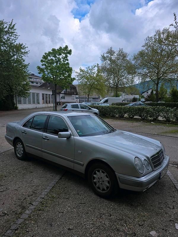 Gebraucht Mercedes E230 150 PS (110 kW) 1997 Silber Limousine