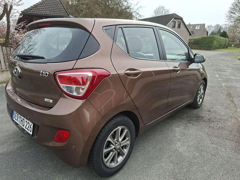 Gebraucht Hyundai i10 Edition 87 PS (63 kW) 2015 Braun Kleinwagen