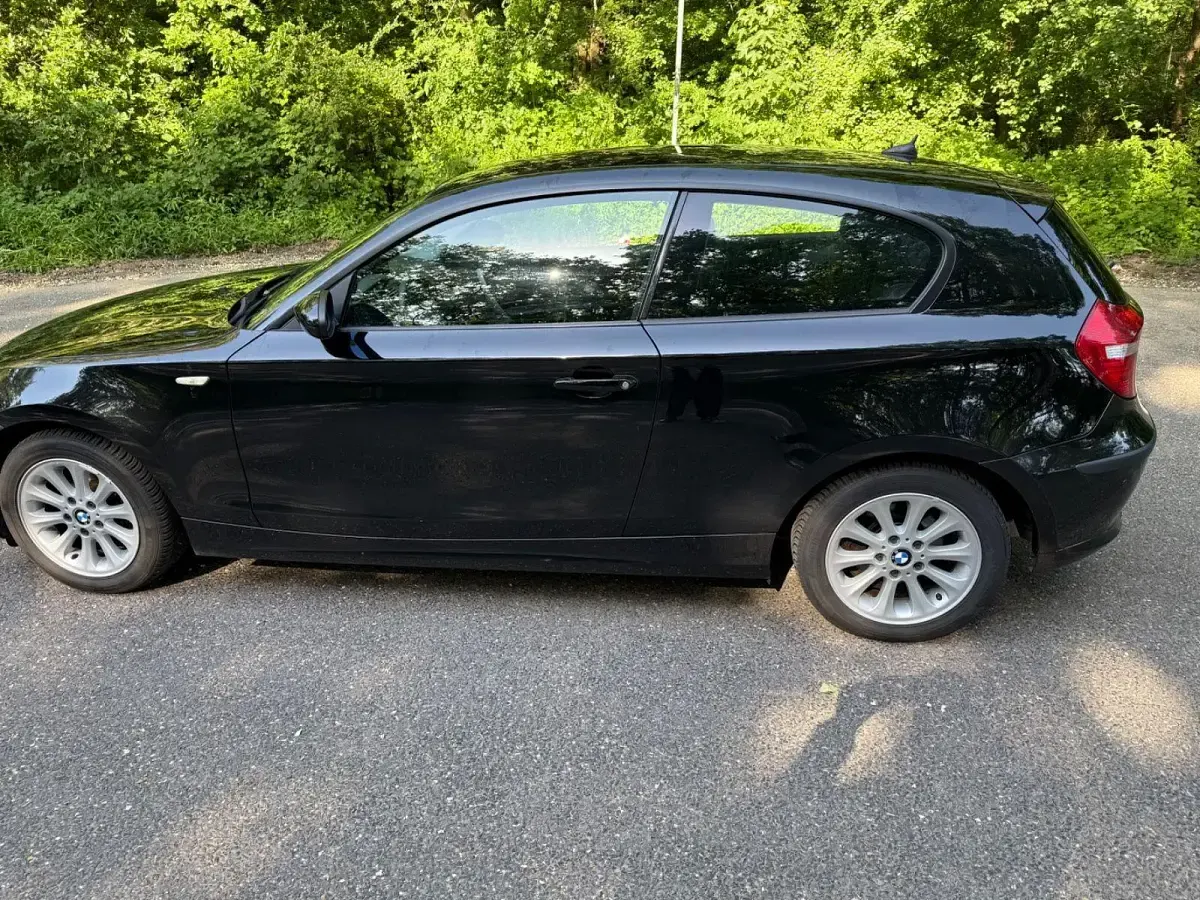 Gebraucht BMW 116 122 PS (89 kW) 2008 Schwarz Kleinwagen