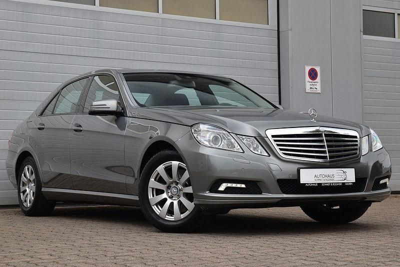 Silber Gebraucht 2010 Mercedes E250 Limousine | 14.299 € (Etwas zu teuer) - Bild 1/4