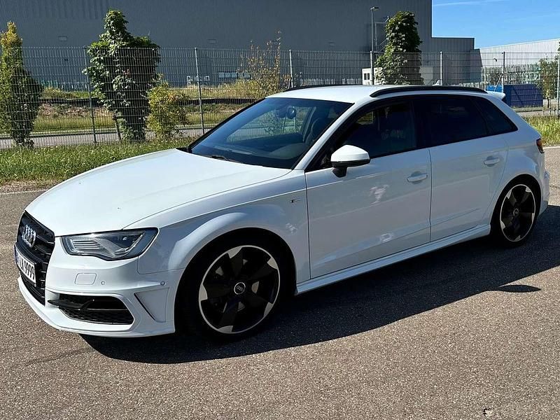 Weiß Gebraucht 2013 Audi A3 Sportback Limousine | 17.800 € (Teuer) - Bild 1/4