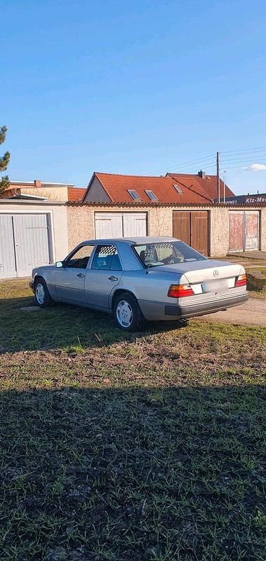 Gebraucht Mercedes E280 197 PS (144 kW) 1992 Silber Limousine
