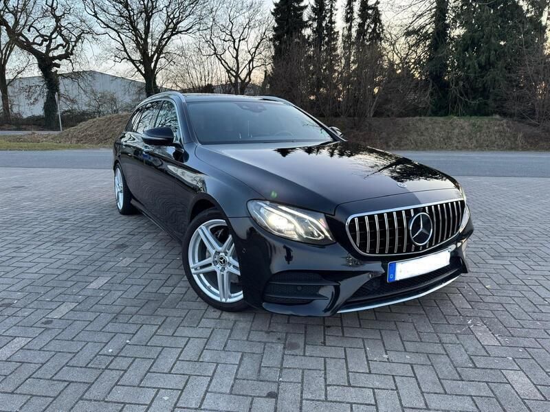 Schwarz Gebraucht 2018 Mercedes E300 AMG Kombi | 23.950 € (Etwas zu teuer) - Bild 1/4