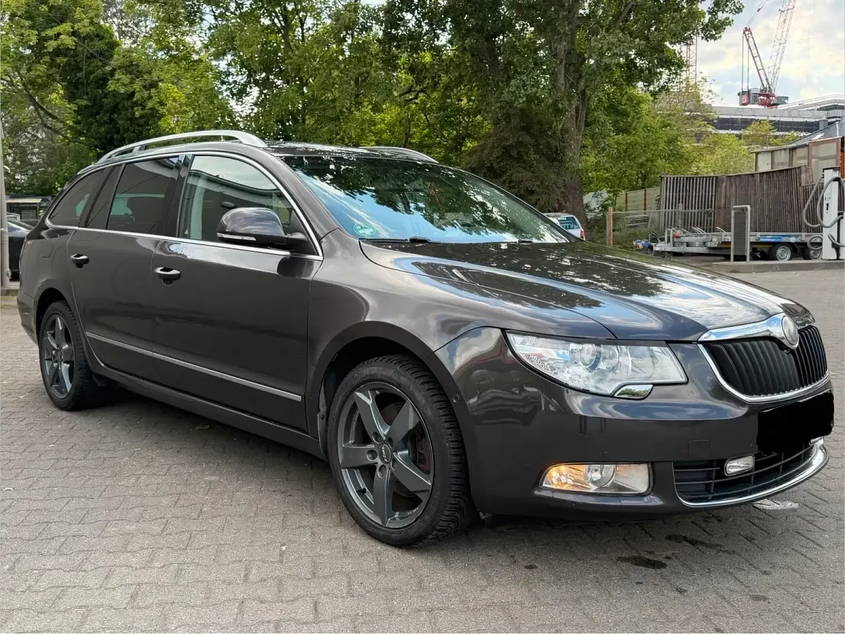 Używany Skoda Superb 200 KM (147 kW) 2011 Brązowy Kombi