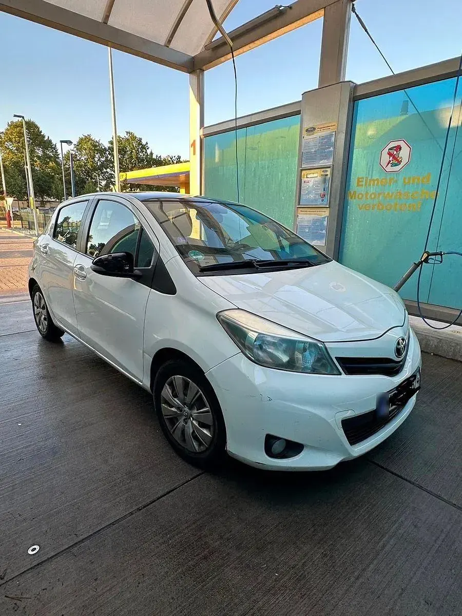 Gebraucht Toyota Yaris Club 101 PS (74 kW) 2011 Weiß Kleinwagen