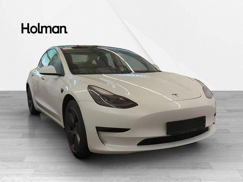 Weiß Gebraucht 2021 Tesla Model 3 Standard Range Plus Limousine | 21.710 € (Fairer Preis) - Bild 1/4