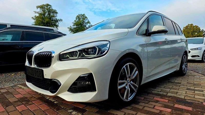 Alpinweiss iii Gebraucht 2019 BMW 220 Gran Tourer M Sport Van / Kleinbus | 33.499 € - Bild 1/4