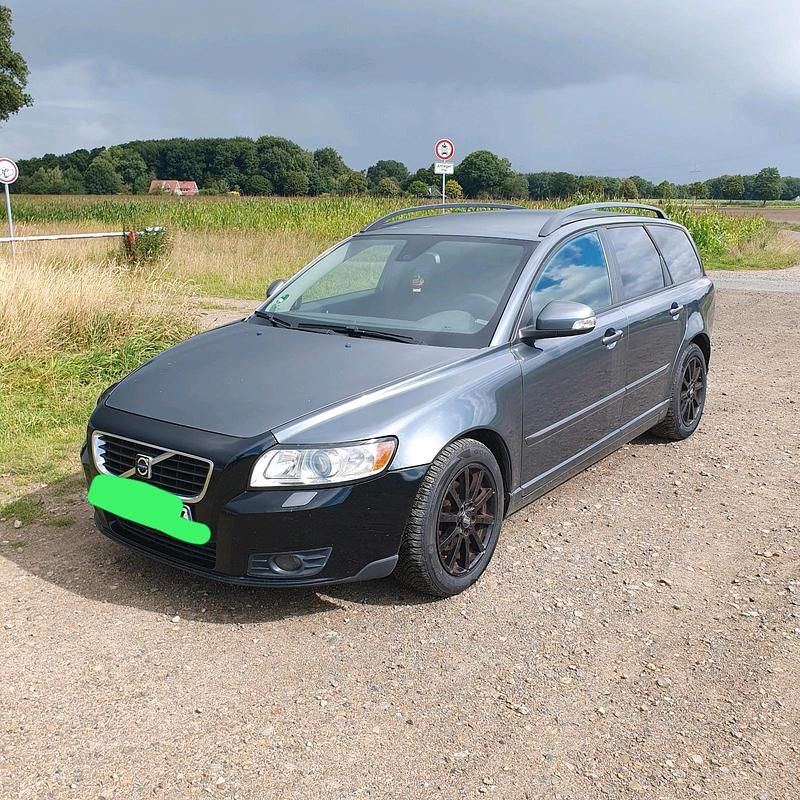 Grau Gebraucht 2010 Volvo V50 Kombi | 2.400 € (Fairer Preis) - Bild 1/4
