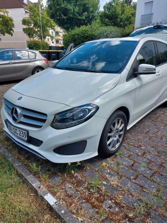 Weiß Gebraucht 2016 Mercedes B200 Van / Kleinbus | 8.000 € (Guter Preis) - Bild 1/4