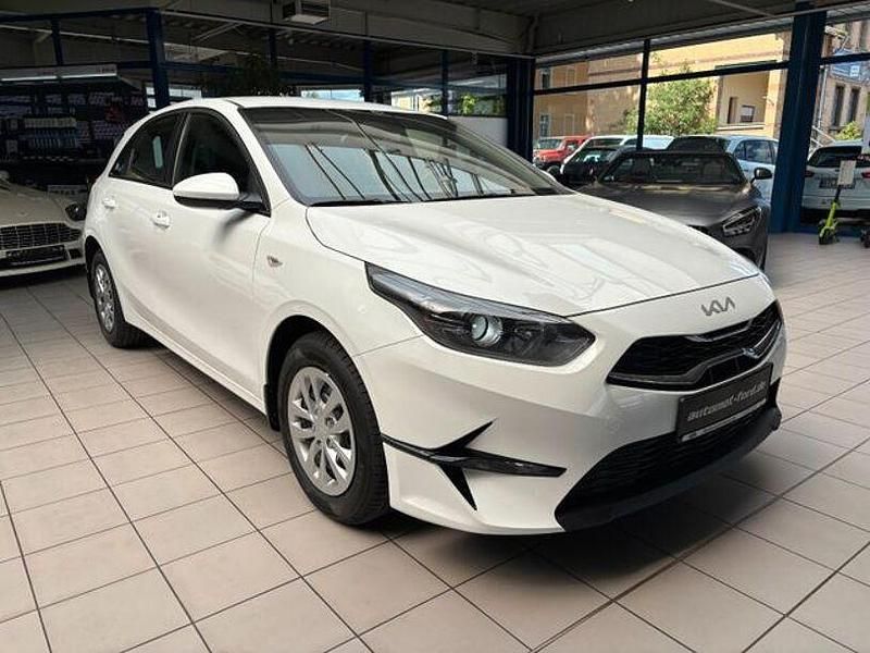 Weiß Neu 2025 Kia Ceed Vision Limousine | 24.790 € (Fairer Preis) - Bild 1/4