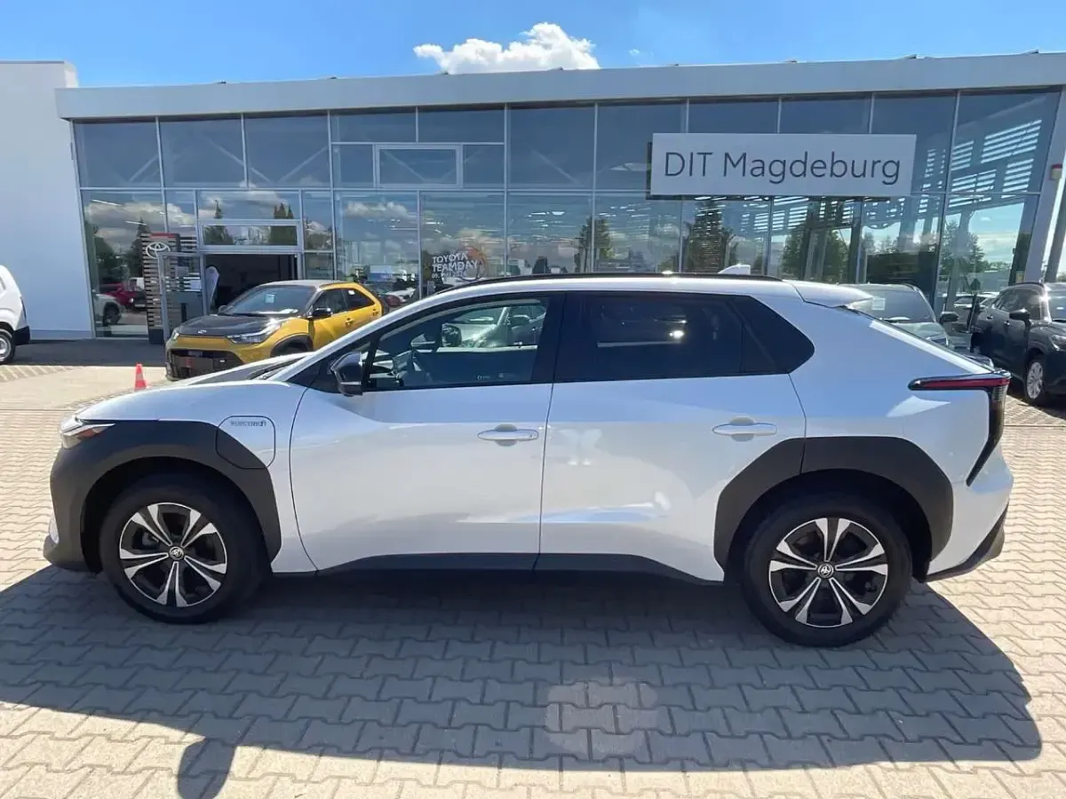 Gebraucht Toyota bZ4X Basis 150 kW (204 PS) 2023 Platinumweiß perleffekt SUV
