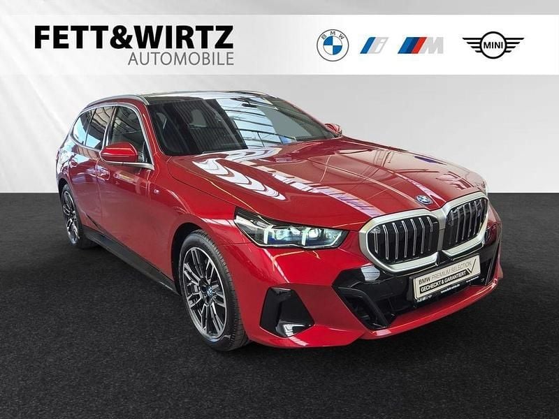 Fire red metallic Gebraucht 2024 BMW i5 M Sport Limousine | 59.777 € (Fairer Preis) - Bild 1/2