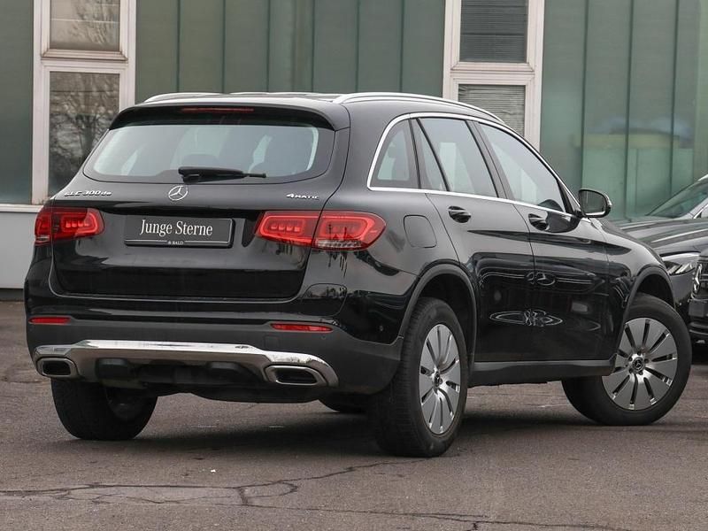 Gebraucht Mercedes GLC300e 306 PS (225 kW) 2021 Unilack schwarz uni SUV