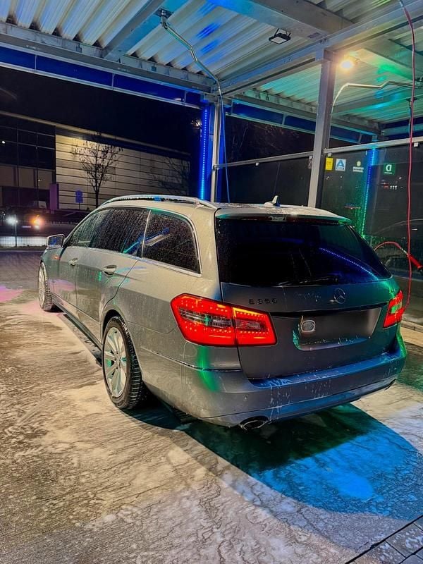 Grau Gebraucht 2011 Mercedes E350 Kombi | 8.399 € (Fairer Preis) - Bild 1/4