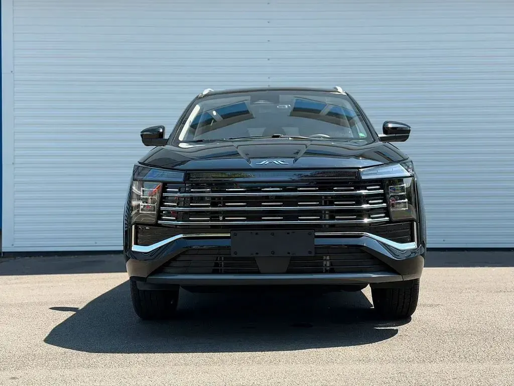 Neu JAC JS8 184 PS (135 kW) 2026 Schwarz SUV