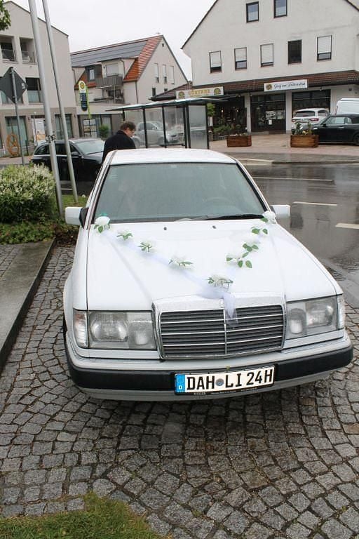 Weiß Gebraucht 1990 Mercedes E300 Limousine | 12.500 € - Bild 1/4