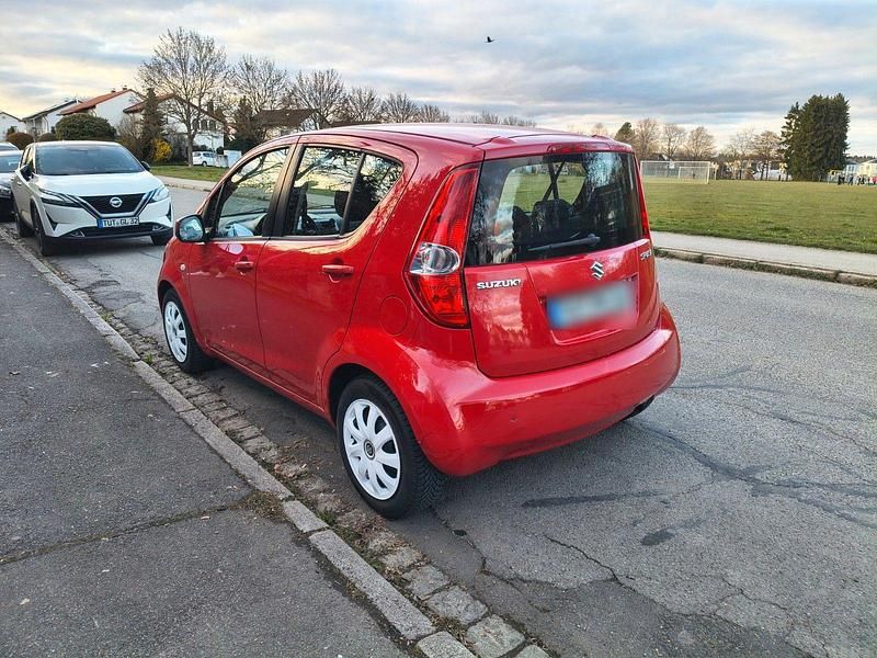Begagnad Suzuki Splash Basic 65 HK (47 kW) 2009 Röd Halvkombi