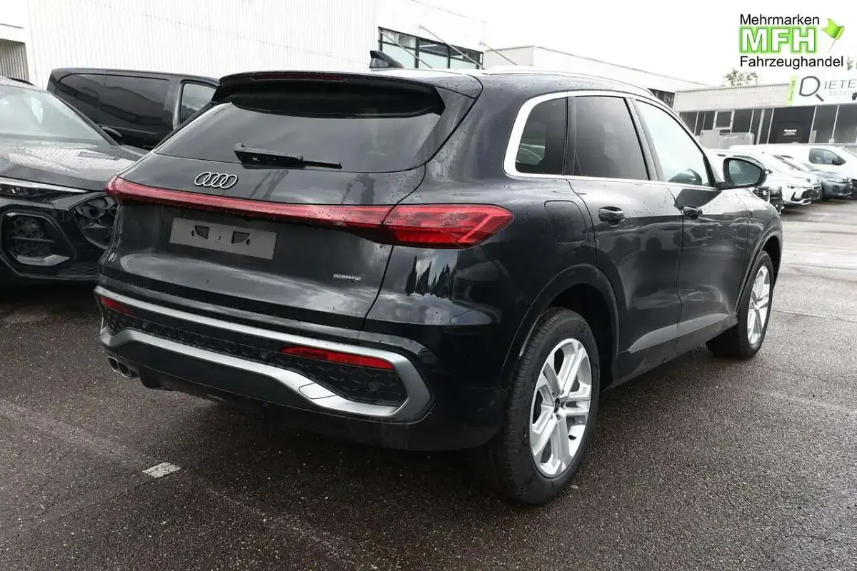 Neu Audi Q5 S-Line 204 PS (150 kW) 2025 Mythosschwarz metallic SUV