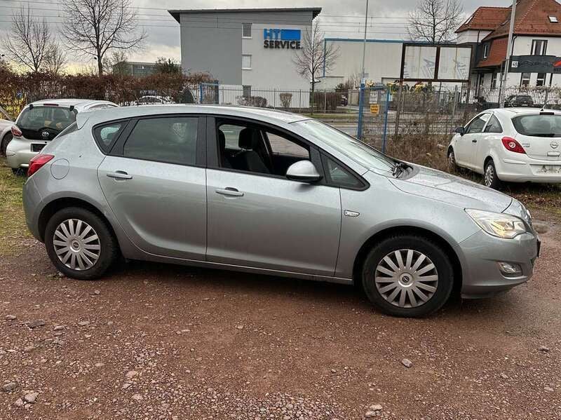 Usado Opel Astra 87 HP (63 kW) 2010 Prateado Sedan