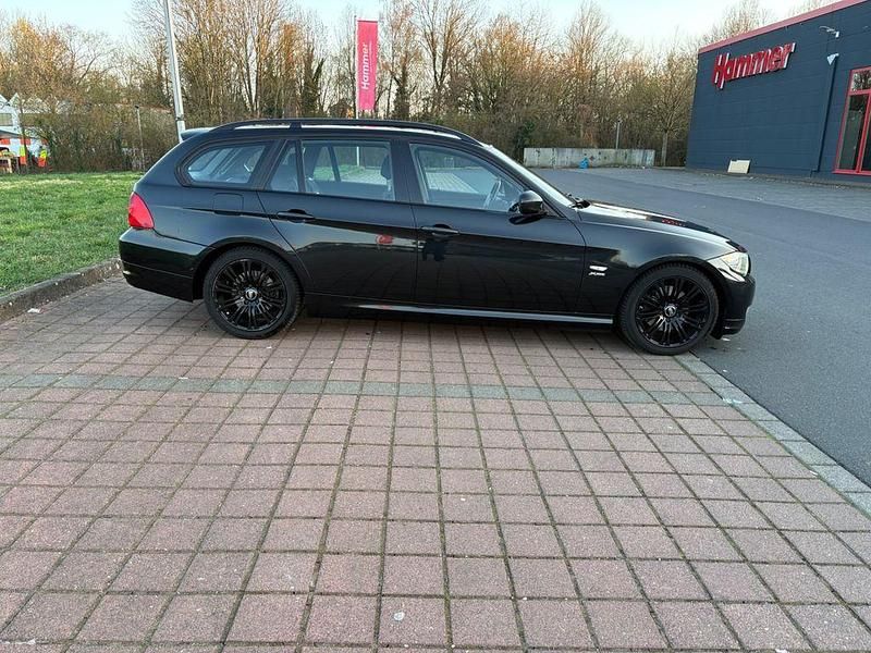 Gebraucht BMW 320 177 PS (130 kW) 2010 Schwarz Kombi