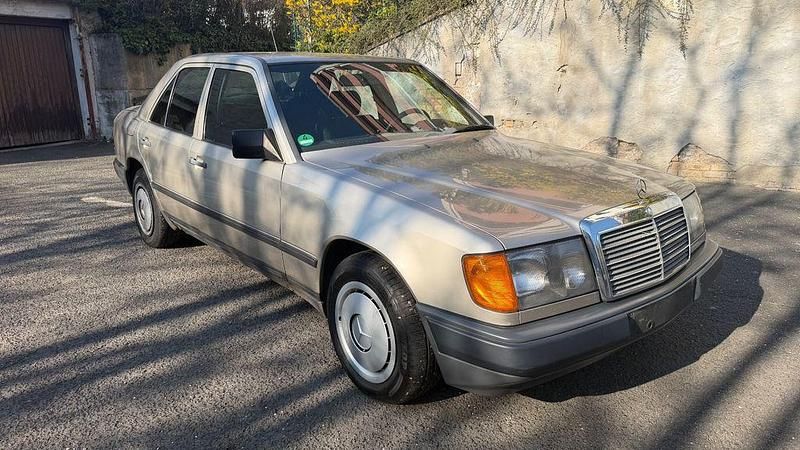 Gebraucht Mercedes E230 132 PS (97 kW) 1987 Silber Limousine