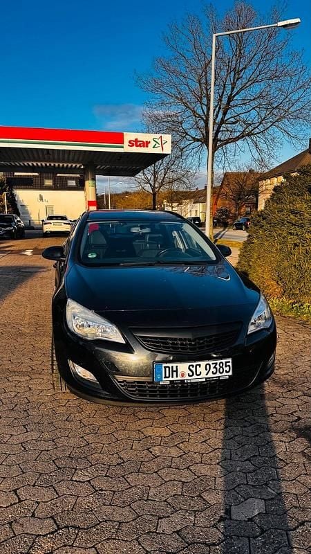 Gebraucht Opel Astra 102 PS (75 kW) 2012 Schwarz Kombi