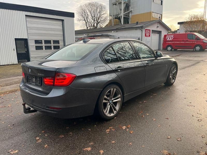 Gebraucht BMW 320 Sport Line 184 PS (135 kW) 2013 Grau Limousine