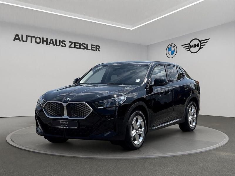 Schwarz uni Neu 2025 BMW iX2 Shadowline SUV | 41.649 € (Guter Preis) - Bild 1/4