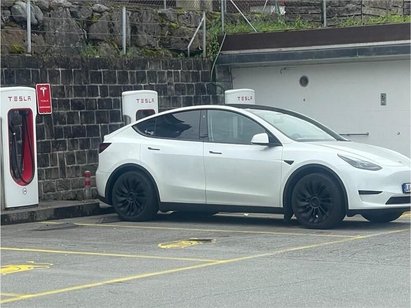 Weiß Gebraucht 2024 Tesla Model Y SUV | 37.999 € (Fairer Preis) - Bild 1/1