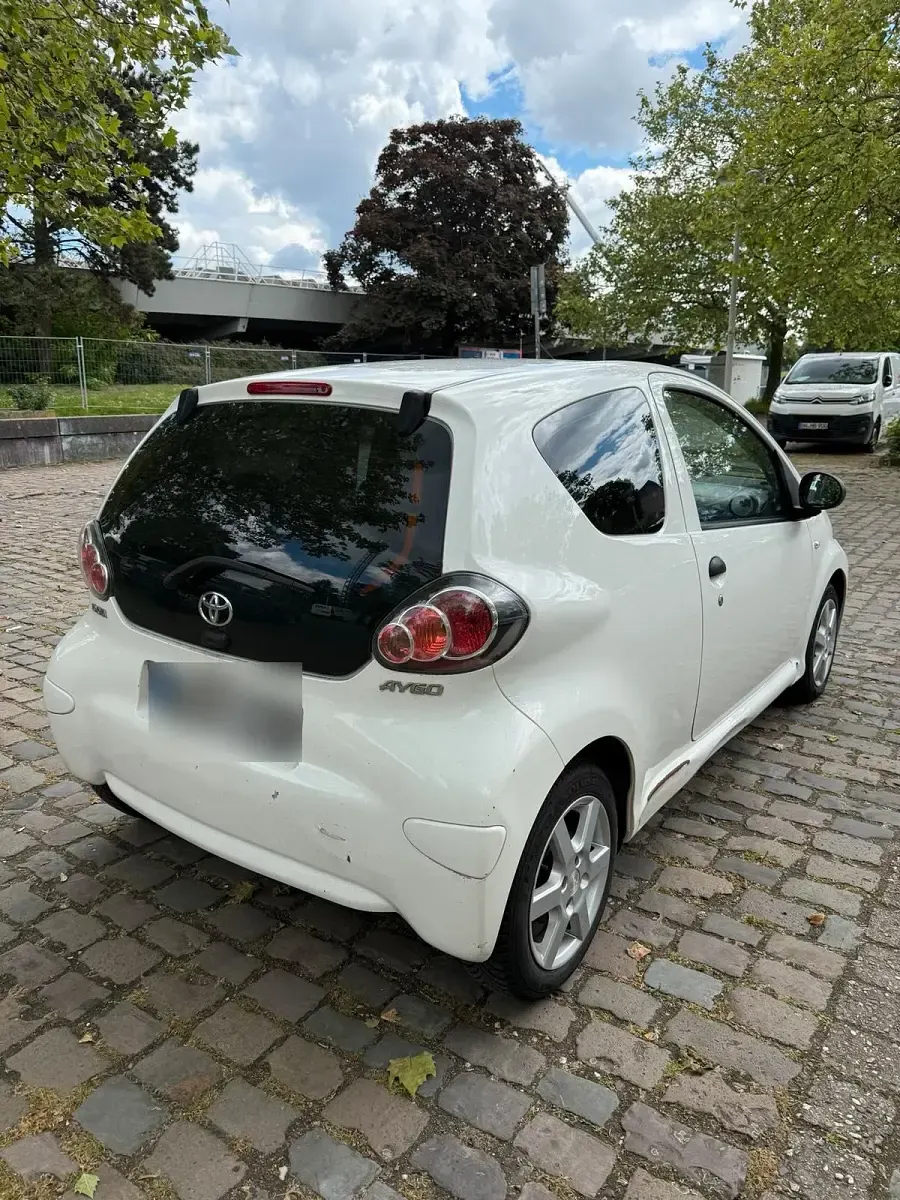 Gebraucht Toyota Aygo 69 PS (50 kW) 2014 Weiß Kleinwagen