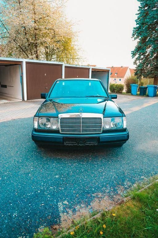 Gebraucht Mercedes E260 160 PS (117 kW) 1989 Grün Limousine