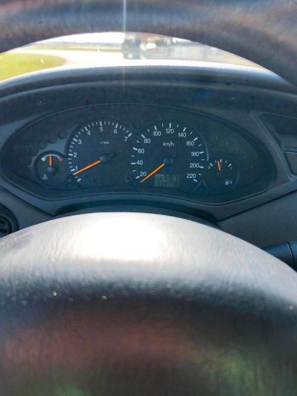 Gebraucht Ford Focus 100 PS (73 kW) 2002 Silber Kombi