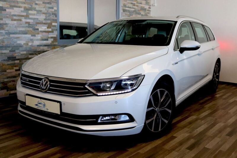 Weiß Gebraucht 2017 VW Passat Comfortline Kombi | 22.450 € (Teuer) - Bild 1/4